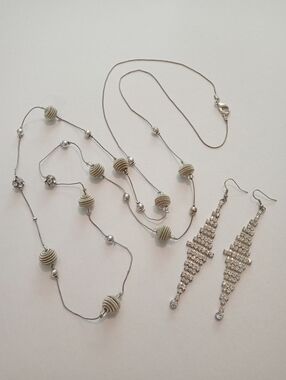 #1193. 2 Piece Silver Toned & Clear Rhinestone Necklace & Earring Bundle.